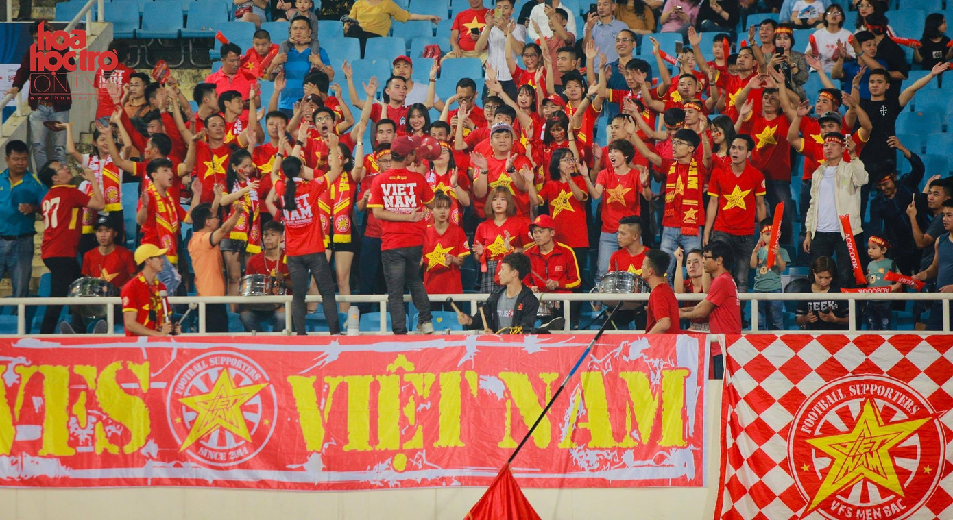 Một nhóm các CĐV rất nhiệt tình cổ vũ cho đội nhà.