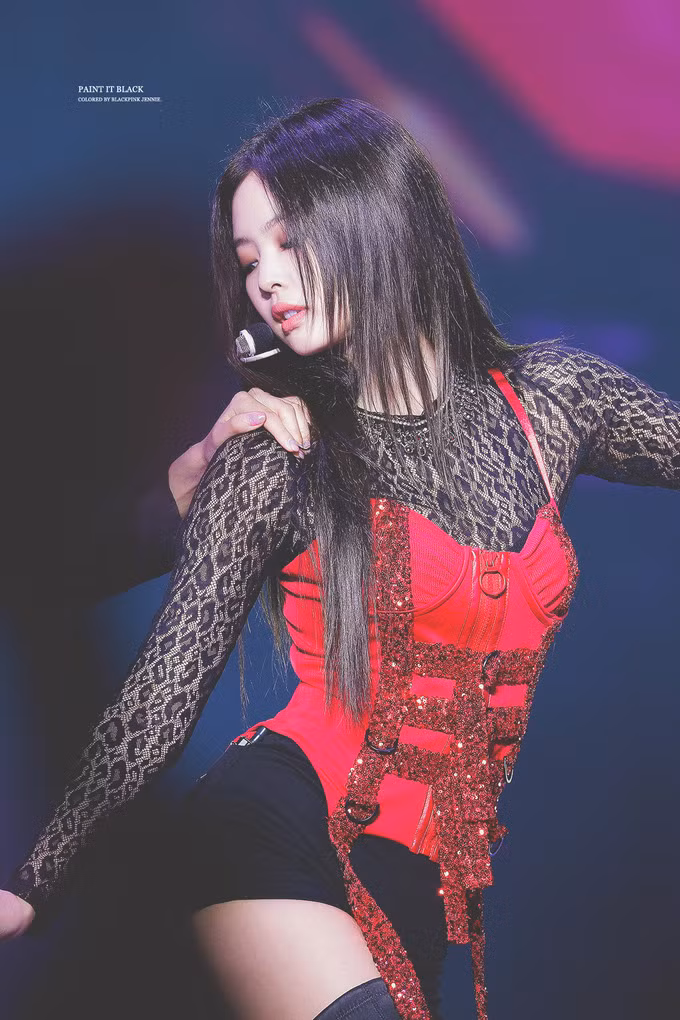 Lâu nay, Jennie (Black Pink) luôn trở thành tâm điểm chú ý vì thân hình không chút mỡ thừa, được đánh giá là “chuẩn không cần chỉnh”. Vóc dáng đẹp thần thái sang chảnh giúp Jennie cân hết mọi concept.
