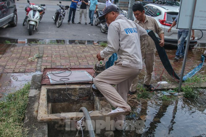 Công nhân lắp đặt máy bơm, hút nước từ dưới bể lên.