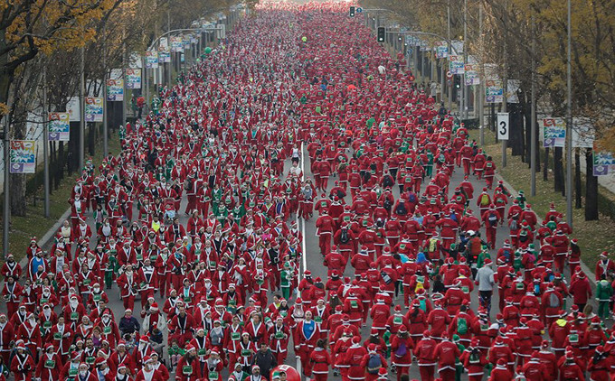 Hàng ngàn người hóa trang thành ông già Noel tham gia cuộc chạy hàng năm tại Madrid, Tây Ban Nha