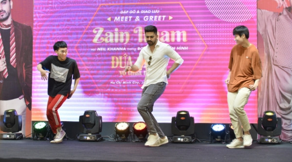 Tuy khá ngại ngùng trước sự yêu mến của khán giả Việt Nam dành cho mình nhưng chàng cảnh sát của bộ phim Đứa cháu vô thừa nhận gây bất ngờ khi yêu cầu một số khán giả lên sấn khấu khiêu vũ cùng mình.