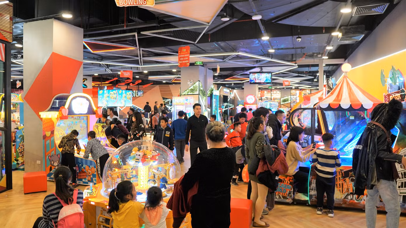 Khung cảnh nhộn nhịp, đông đúc bên trong Timezone.