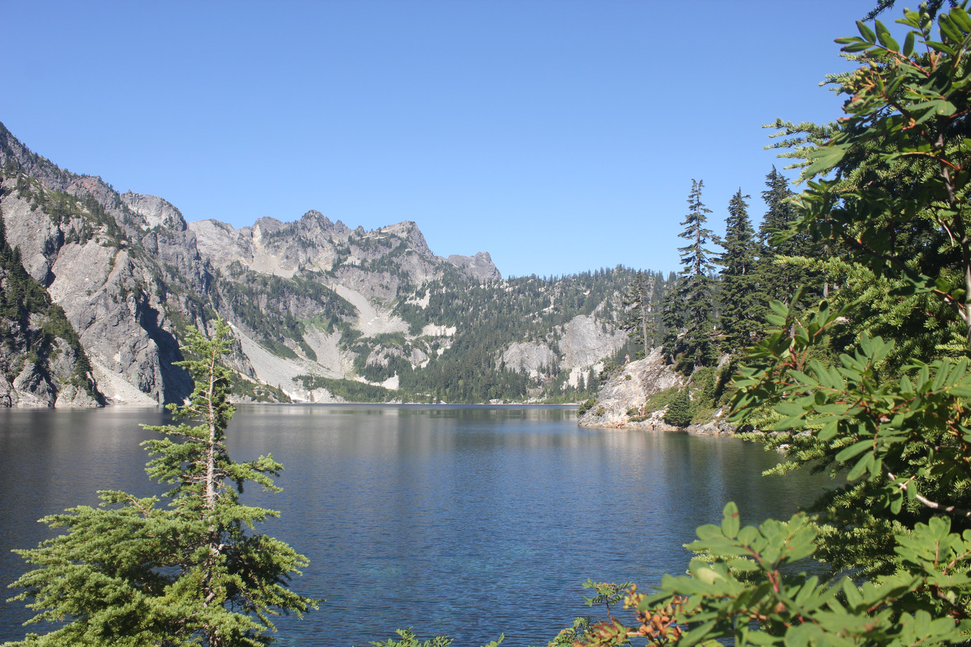 Mặt hồ tuyệt đẹp chính là đích đến cuối cùng của chúng tôi, nhưng có vẻ còn xa quá!