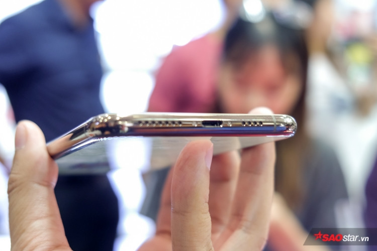 Ở đuôi máy, Apple bố trí hai dải loa và cổng kết nối Lightning. Kể từ thời chiếc iPhone 7, Apple không còn duy trì jack cắm tai nghe 3,5 mm trên chiếc điện thoại của mình. Ở đuôi máy, Apple bố trí hai dải loa và cổng kết nối Lightning. Kể từ thời chiếc iPhone 7, Apple không còn duy trì jack cắm tai nghe 3,5 mm trên chiếc điện thoại của mình.