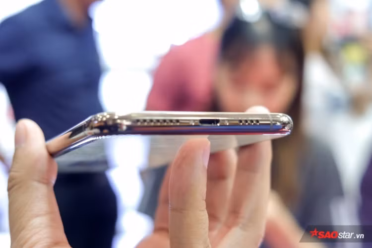 Ở đuôi máy, Apple bố trí hai dải loa và cổng kết nối Lightning. Kể từ thời chiếc iPhone 7, Apple không còn duy trì jack cắm tai nghe 3,5 mm trên chiếc điện thoại của mình.