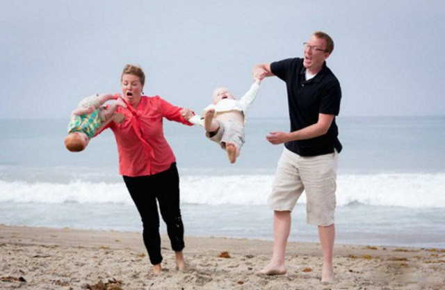 Đây đích thị là ông bố bà mẹ vụng về nhất quả đất.