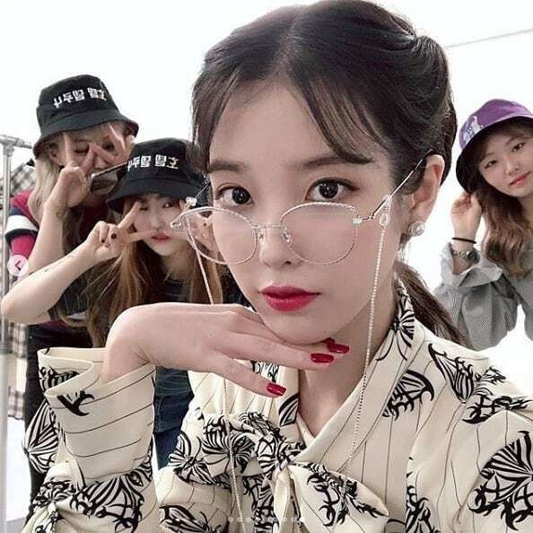 IU trong phim Hotel Del Luna trở nên mới mẻ hơn nhờ chiếc kính màu bạc giá gần 4 triệu đồng.