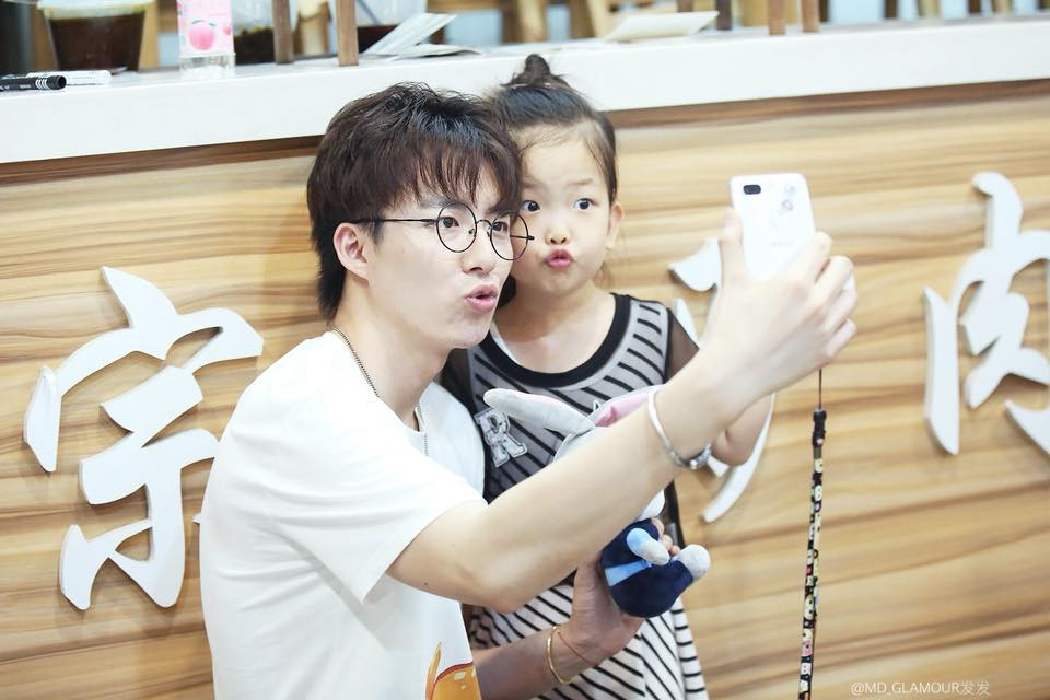 Thân thiện với fan nhí thế này cơ mà!