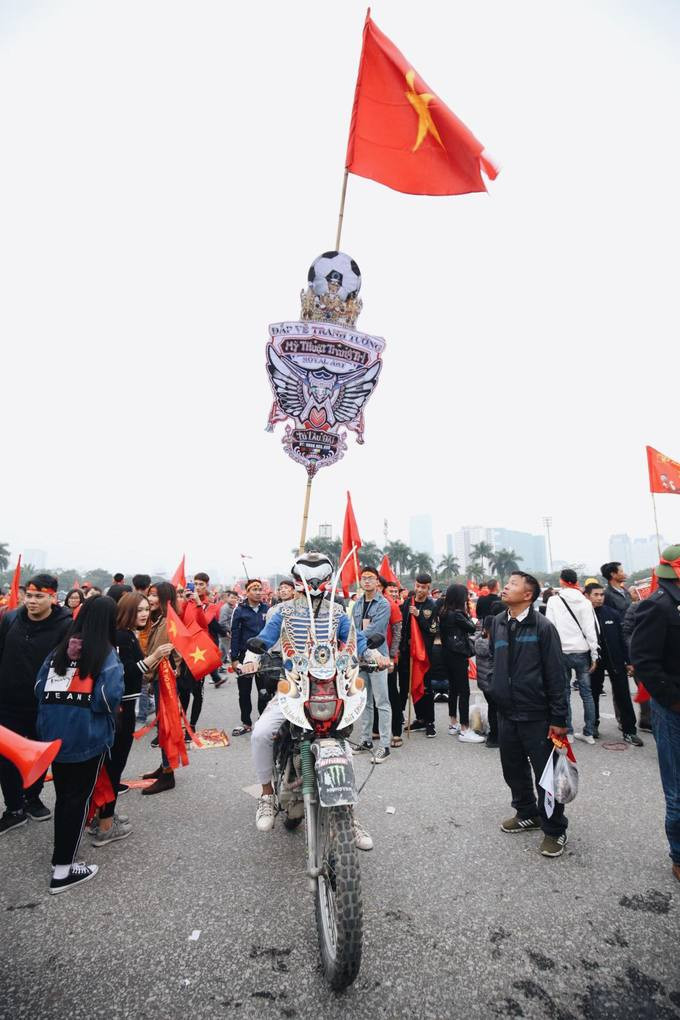 Xe mô tô được "tô điểm" với diện mạo mới và người cưỡi nó cũng cực "ngầu" chẳng kém. Xe mô tô được "tô điểm" với diện mạo mới và người cưỡi nó cũng cực "ngầu" chẳng kém.