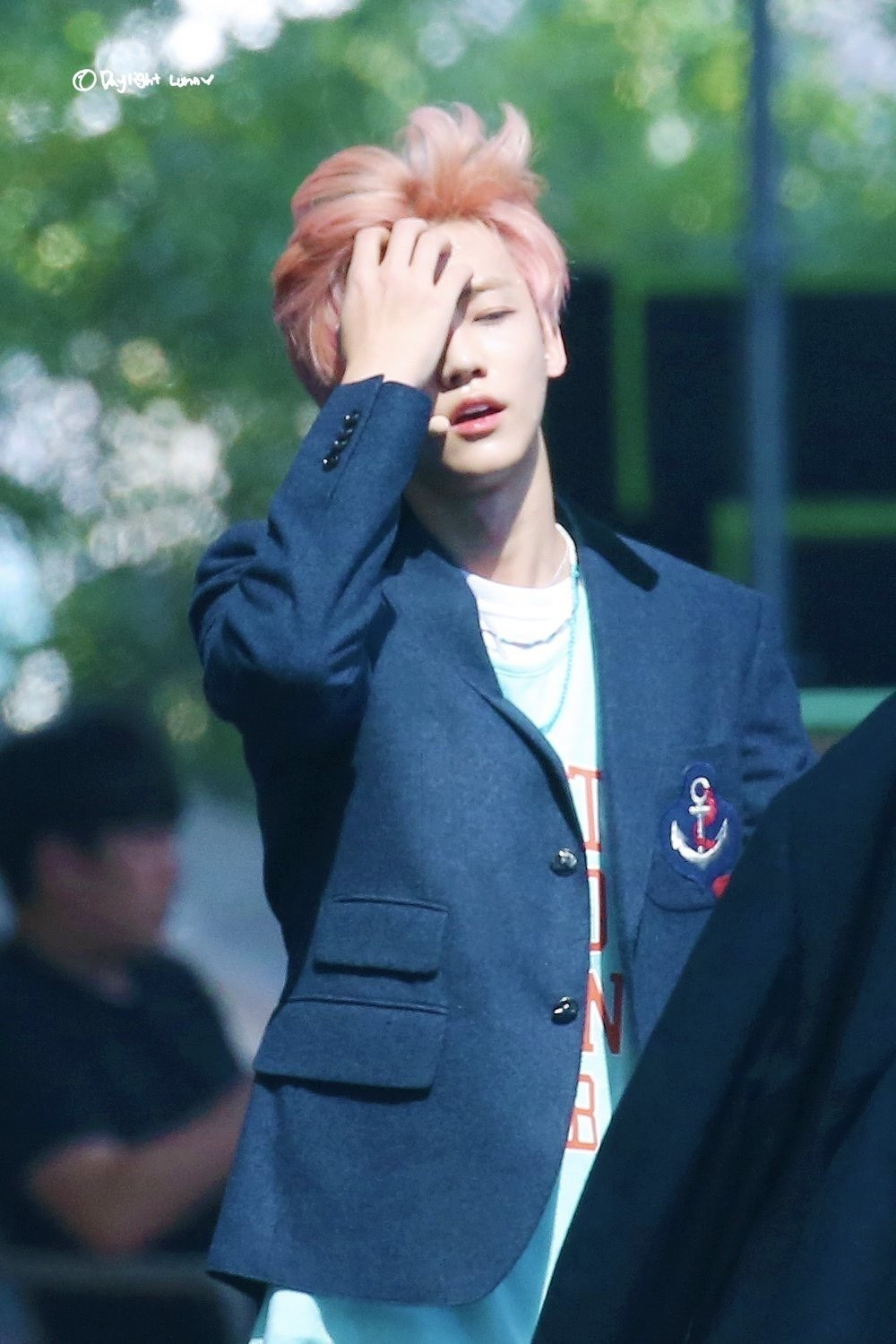 Jae Min (NCT Dream) vuốt tóc đẹp mơ màng trong ống kính fansite.