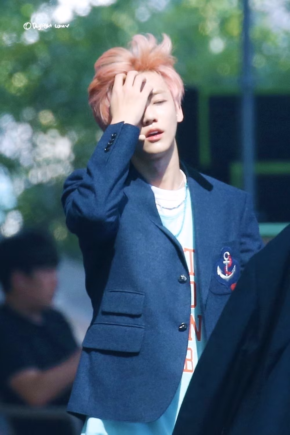Jae Min (NCT Dream) vuốt tóc đẹp mơ màng trong ống kính fansite.