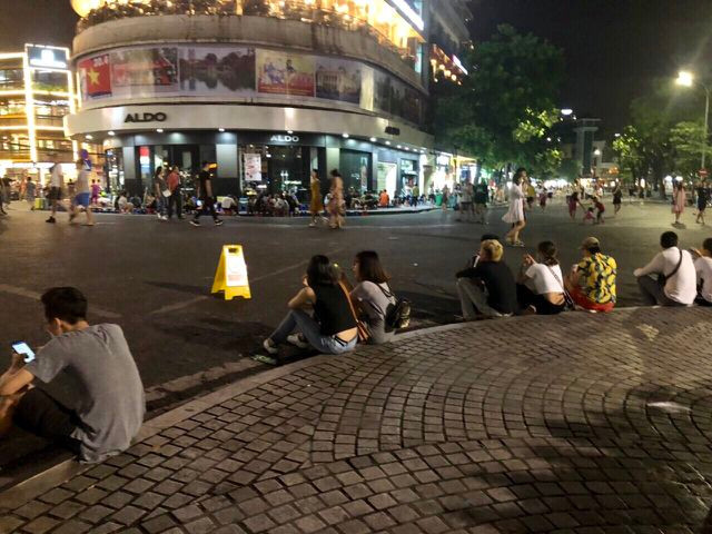 Biển cảnh báo được đặt ngay trước khu vực quảng trường Đông Kinh Nghĩa Thục.