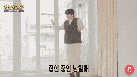 Woohyun thì có vẻ đỡ hơn, chí ít anh chàng còn thực hiện được động tác chủ đạo trong siêu hit IDOL của BTS.