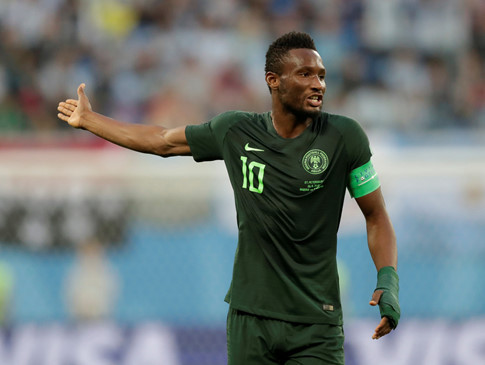 Obi Mikel và các đồng đội bị loại ở vòng bảng n hưng vân được an ủi bằng tiền thưởng không nhỏ. Ảnh:REUTERS.