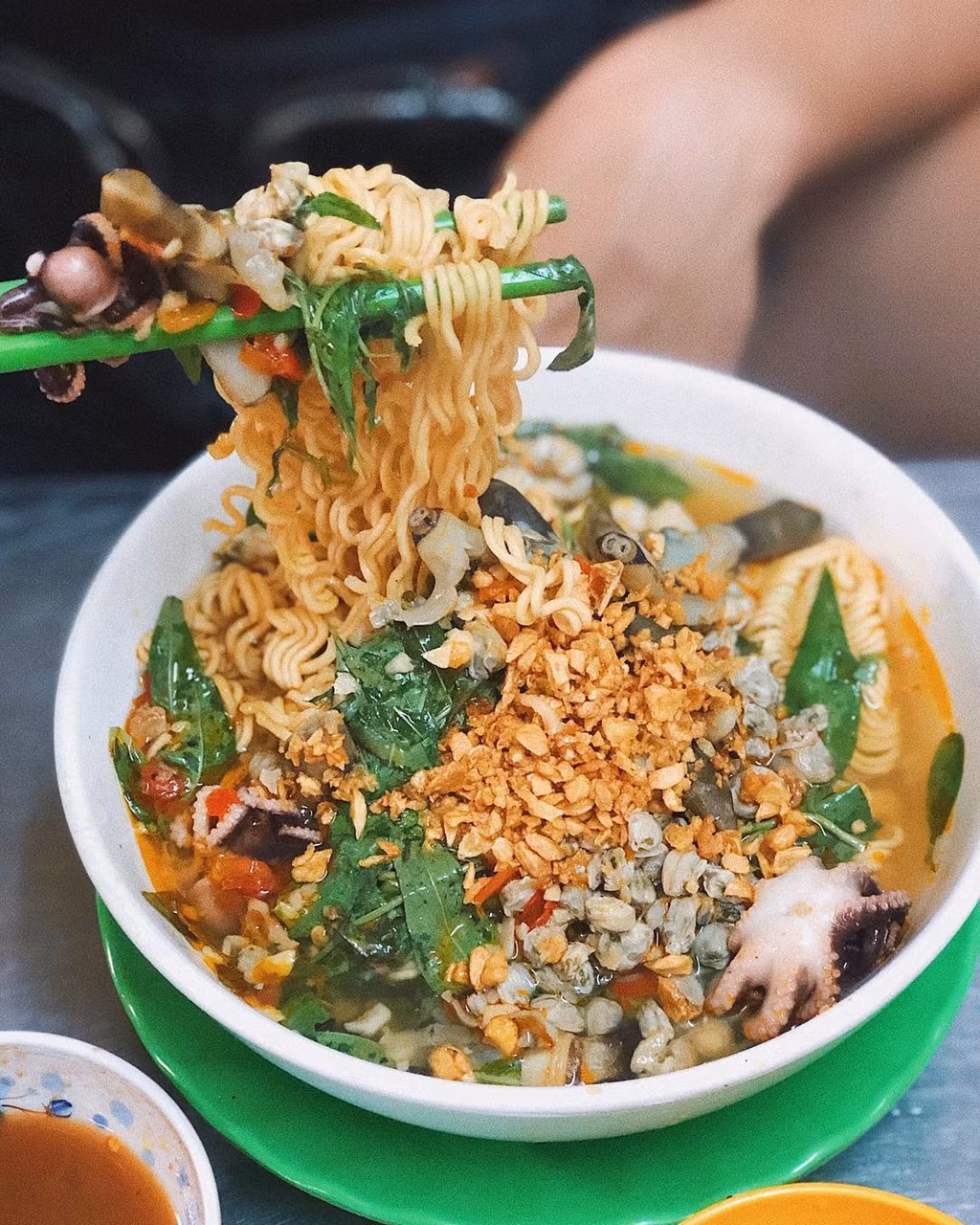 Giá: 28.000-43.000 đồng/suất. Ảnh: Ruahaman, choudiangi.