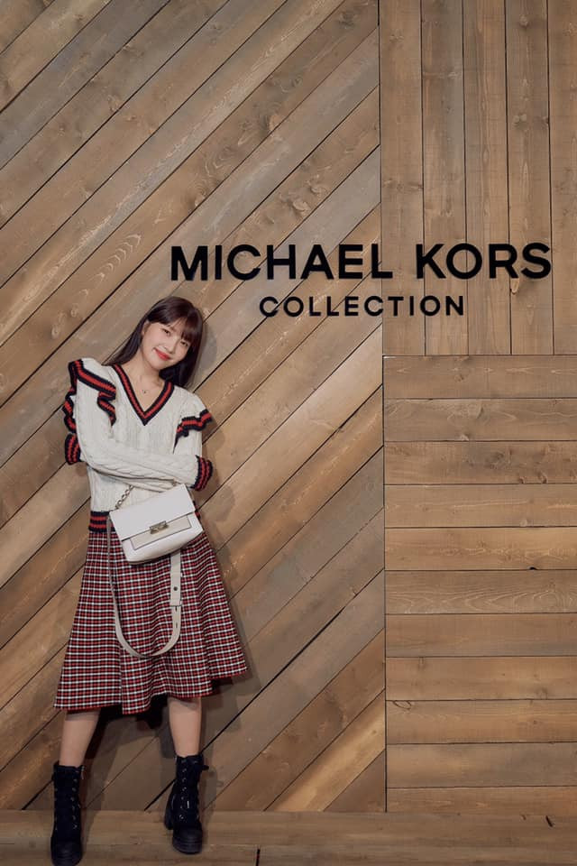 Joy là khách mời hàng ghế đầu trong show Michael Kors tại New York Fashion Week. Dự buổi ra mắt bộ sưu tập mới của nhà mốt nước Mỹ, thành viên của Red Velvet diện nguyên cây đồ cùng thương hiệu.