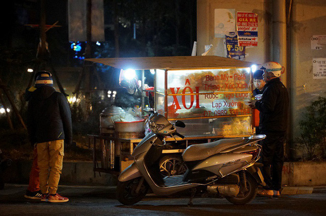 Càng về khuya, trời càng lạnh hơn, những hàng xôi rong vẫn tranh thủ hoạt động.