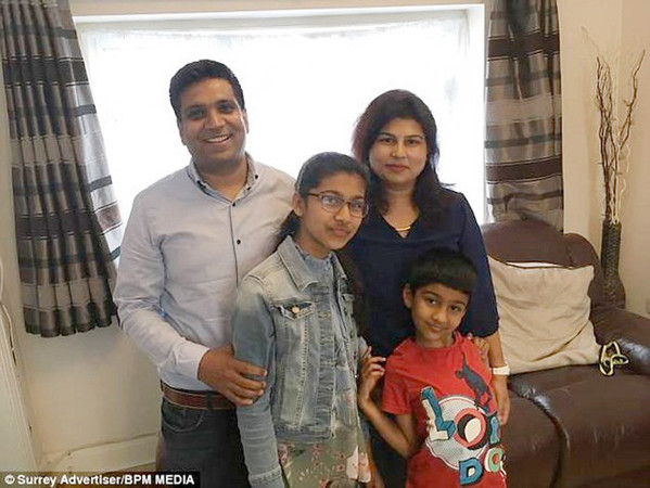 Snnehal Vijay (đeo kính, ở giữa) bên gia đình. Ảnh: BPM Media.&nbsp;