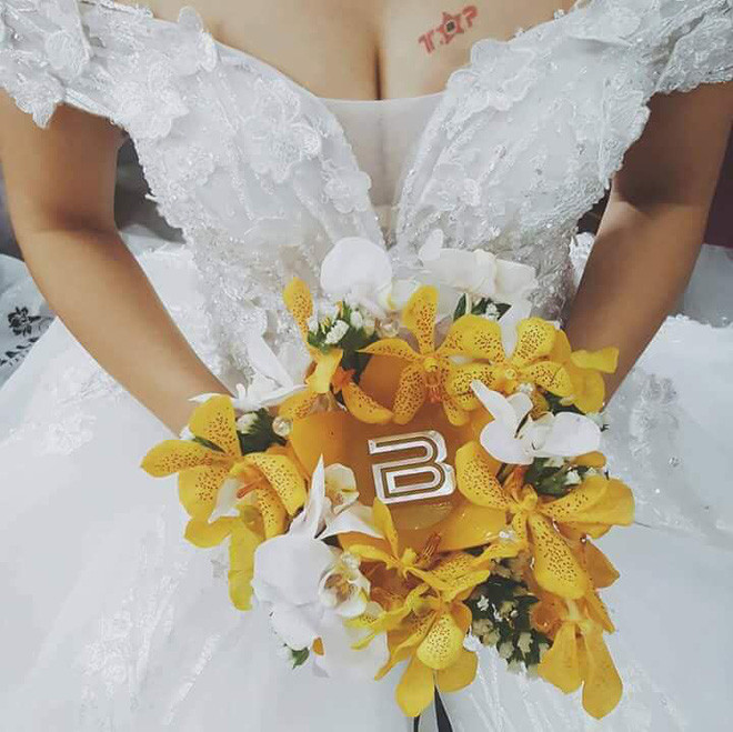 Còn gì tuyệt hơn khi cầm trên tay bó hoa lightstick, tiến vào lễ đường tràn ngập sắc màu của thẩn tượng.