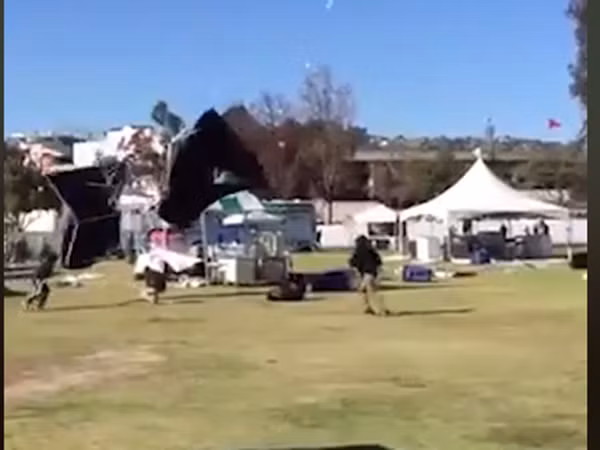 Lều bay đại náo.