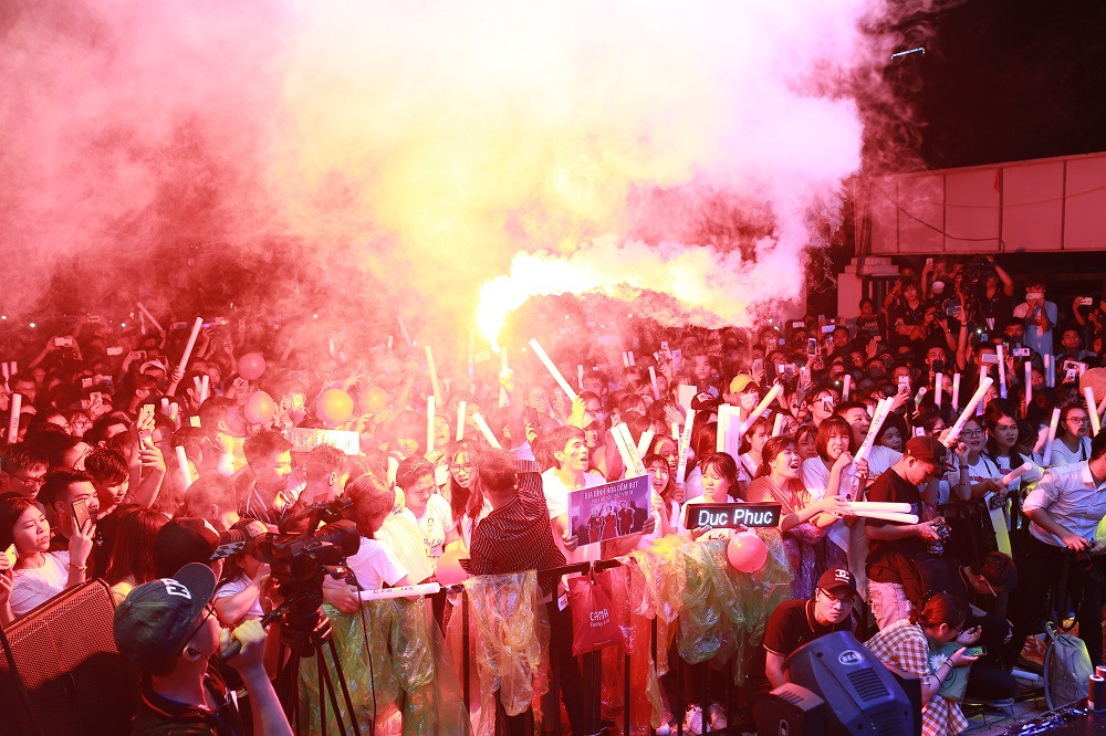 Hàng ngàn bạn sinh viên trường Cao đẳng thực hành FPT Polytechnic đã cùng "cháy hết mình" trong đêm đại nhạc hội Happy Bee 8.