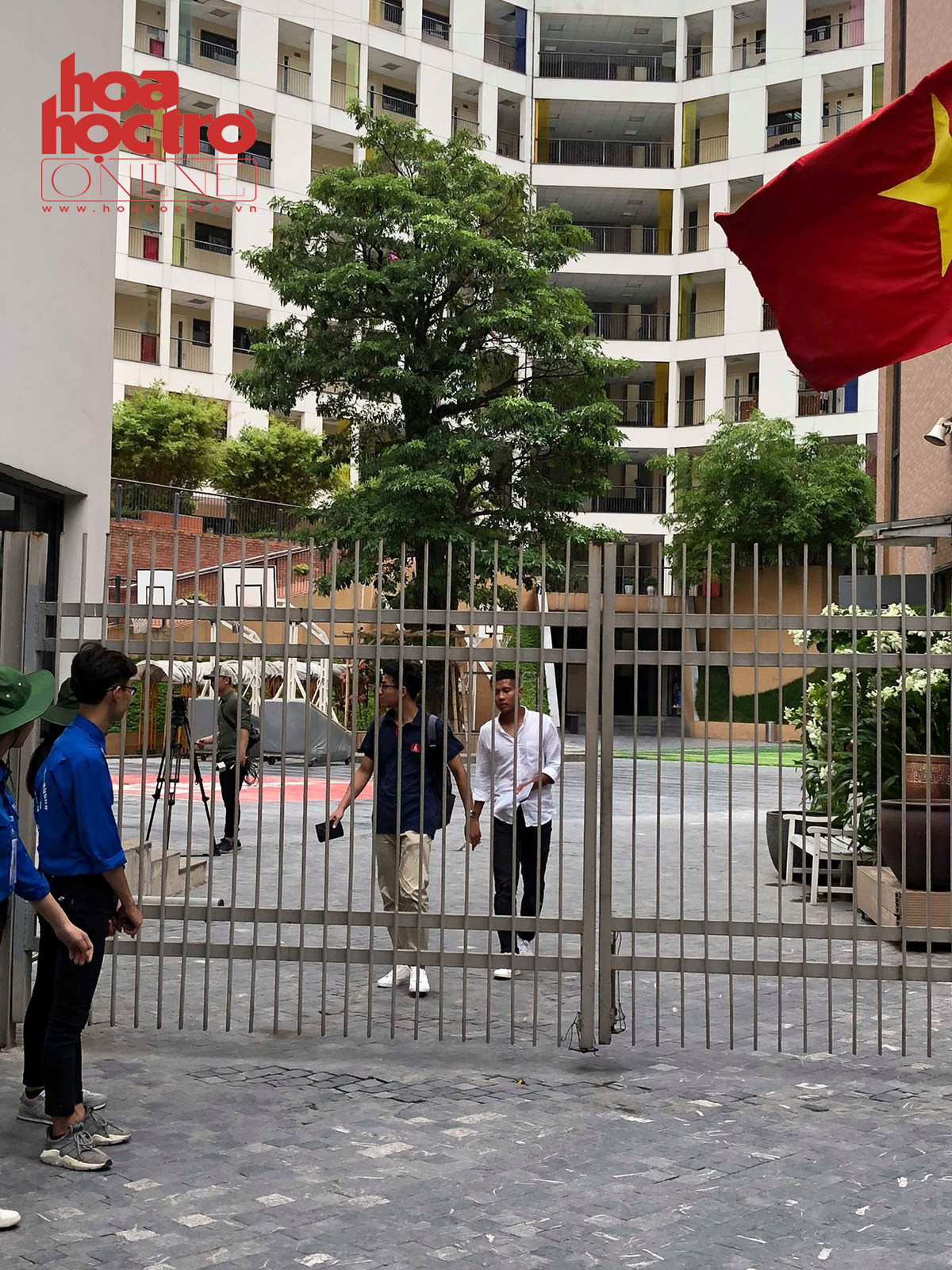 Hai sĩ tử hoàn thành môn thi sớm nhất điểm thi THPT Marie Curie (Hà Nội).