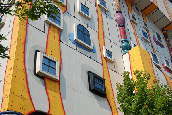 Những ô cửa sổ nhiều màu sắc sặc sỡ.