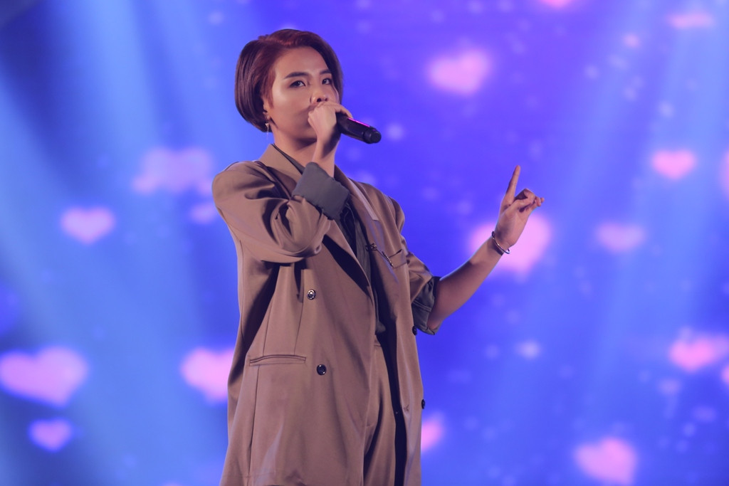 Vũ Cát Tường khuấy động không khí với ca khúc Party Song sôi động.