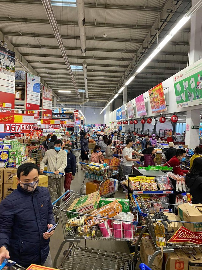 Khách hàng tập trung mua mì gói và các nhu yếu phẩm khác.