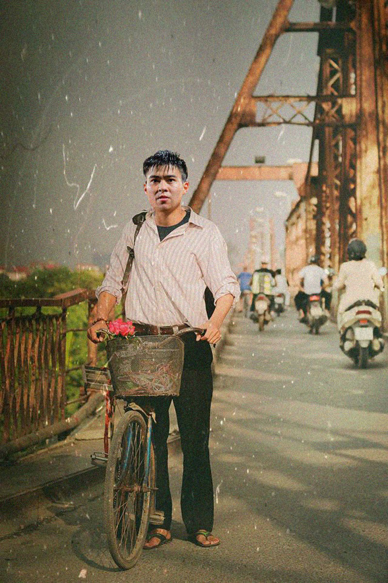 Còn trên cầu Long Biên, trong khi Duy Mạnh đang dắt xe đi dạo.