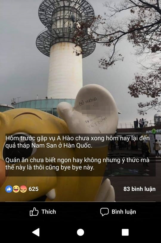 Dòng chữ bằng tiếng Việt viết trên bức tượng gấu vàng dưới chân tháp Namsan Seoul được dân mạng truyền tay nhau phản ứng gay gắt. Dòng chữ bằng tiếng Việt viết trên bức tượng gấu vàng dưới chân tháp Namsan Seoul được dân mạng truyền tay nhau phản ứng gay gắt.