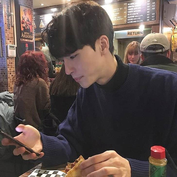 Chàng trai nhận được rổ gạch đá vì chê bai cô gái mình quen trên mạng. (Ảnh minh họa)