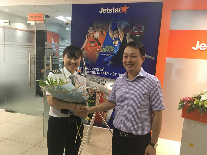 Tổng giám đốc Jetstar Pacific Nguyễn Quốc Phương chúc mừng nữ cơ trưởng người Việt đầu tiên của hãng. Ảnh: JETSTAR PACIFIC. Tổng giám đốc Jetstar Pacific Nguyễn Quốc Phương chúc mừng nữ cơ trưởng người Việt đầu tiên của hãng. Ảnh: JETSTAR PACIFIC.