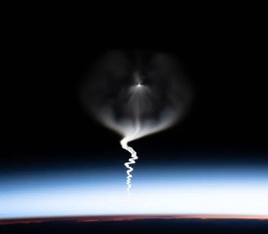 Christina Koch bắt được khoảnh khắc Soyuz MS-15 tiến vào không gian ở Kazakhstan.