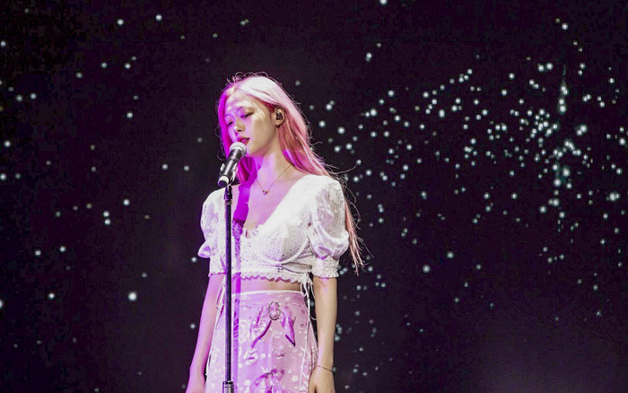 Trước khi qua đời, Sulli từng nhiều lần bị cư dân mạng chỉ trích vì lối sống nổi loạn, phóng khoáng.