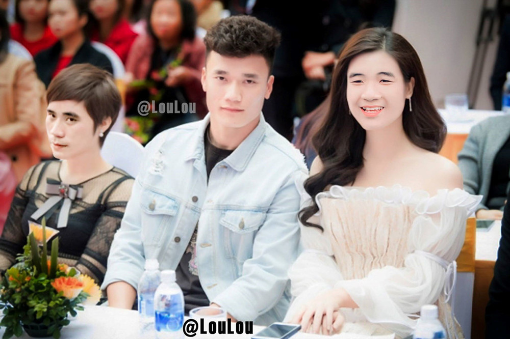 Nếu nhìn thoáng qua, sẽ chẳng ai để ý đến Bùi Tiến Dụng đang "lườm" phía sau. Tâm điểm của bức ảnh đổ dồn vào thủ môn Bùi Tiến Dũng và "hoa hậu" Hà Đức Chinh.