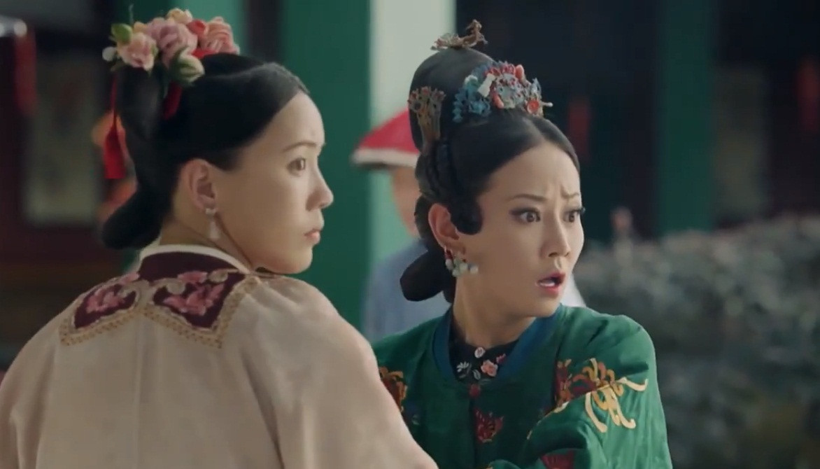 Hốt hoảng khi thấy sân khấu diễn kịch của mình bị dỡ bỏ.