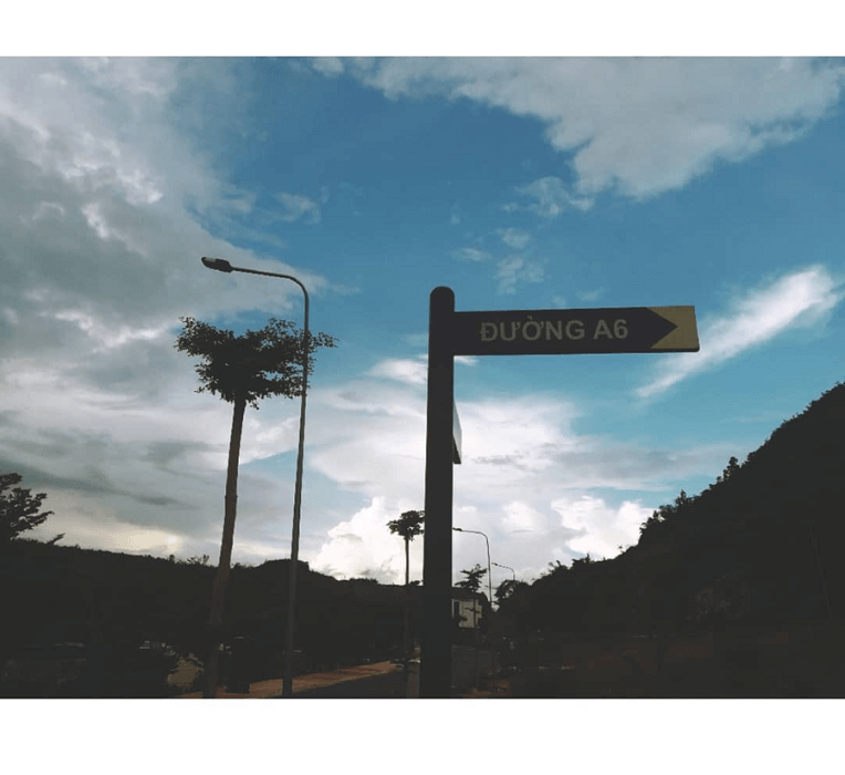 Đến cả cột chỉ đường cũng đã “ảo diệu” thế này rồi. Ảnh: @nk.vang_06