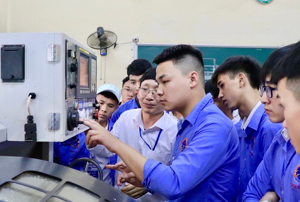 Trải nghiệm của các bạn học sinh tại Khoa cơ khí, thực hành trên máy với sự hướng dẫn của thầy bộ môn