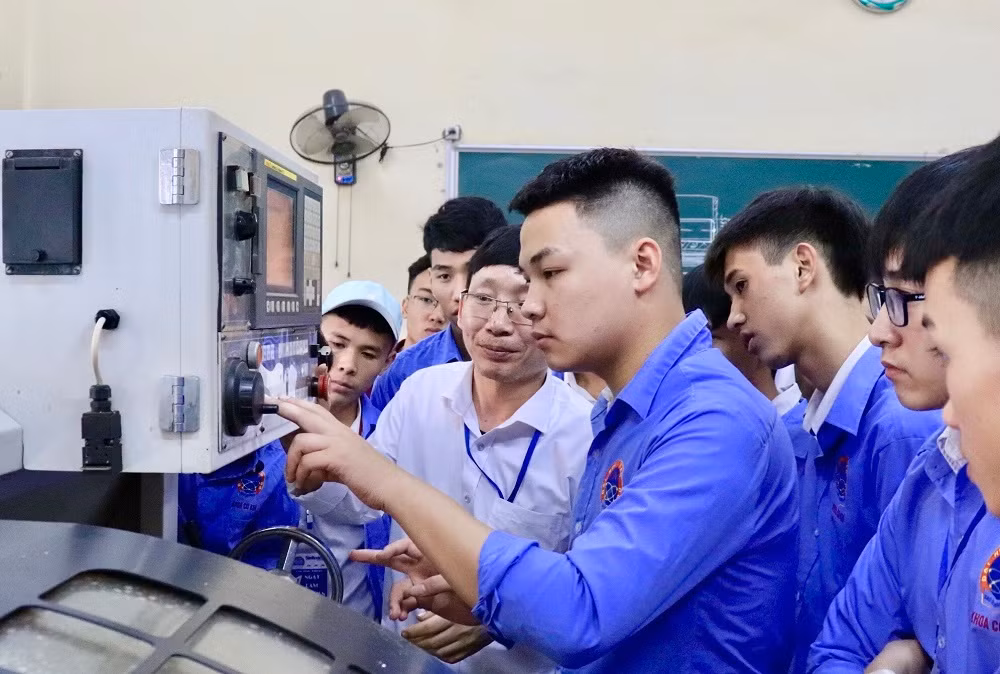 Trải nghiệm của các bạn học sinh tại Khoa cơ khí, thực hành trên máy với sự hướng dẫn của thầy bộ môn
