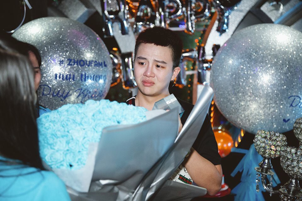 Anh Khánh đang khóc như mưa vì món quà xúc động của MC nhưng qua tay “fanti” thì thành ảnh “siêu cưng” được bàn dân thiên hạ để làm avatar trên Facebook.
