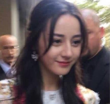 Ảnh nhòe nhoẹt thế này mà vẫn không thể che lấp được khuôn mặt xinh đẹp và thần thái rạng rỡ của Nhiệt Ba.