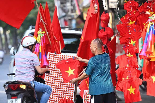 Các sản phẩm như áo, cờ, sticker, kèn... xuất hiện ở khắp đường phố. Các sản phẩm như áo, cờ, sticker, kèn... xuất hiện ở khắp đường phố.