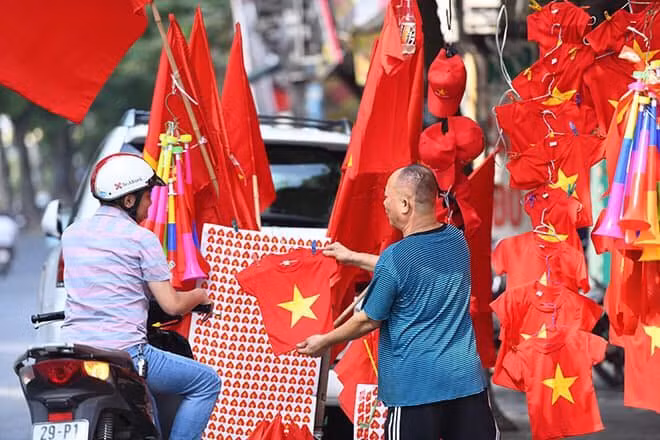 Các sản phẩm như áo, cờ, sticker, kèn... xuất hiện ở khắp đường phố.