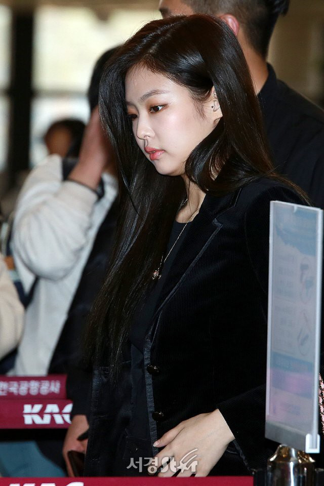 Chỉ có điều khi nhìn Jennie từ một phía, thì gương mặt bầu bĩnh đã trở thành điểm yếu của cô nàng. Nhìn Jennie như tăng thêm vài kg vậy.