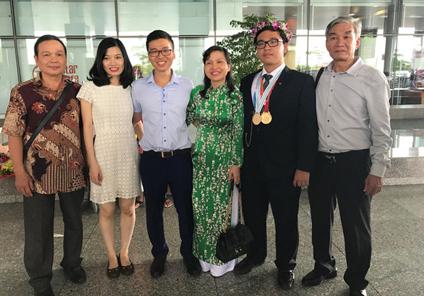 Đức Anh hạnh phúc bên mẹ, anh trai và gia đình.