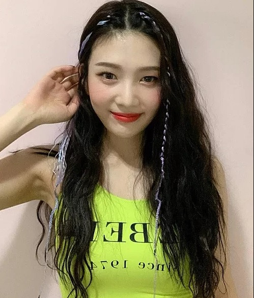 Không cần nhuộm tóc cầu kỳ, bạn vẫn có thể khiến mái tóc trở nên bắt mắt khi học sao Hàn tết tóc với dây ruy băng. Joy (Red Velvet) gần đây thường xuyên lăng xê mốt làm điệu này. 