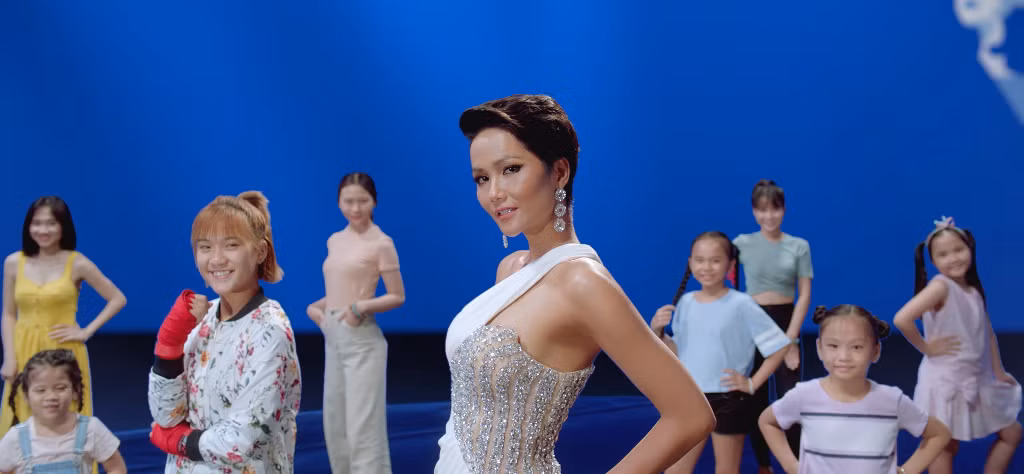 Bên cạnh hình ảnh giàu năng lượng, H’Hen Niê còn ghi điểm với người hâm mộ bởi các dự án cộng đồng hướng đến trẻ em và phụ nữ. Cô đã góp phần phát đi làn sóng “nữ quyền” và hình ảnh người phụ nữ thời đại mới – độc lập, tự tin.