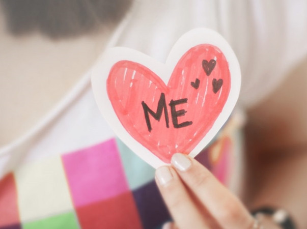 Khóc vì một tình yêu tan vỡ thì dễ. Biết chăm sóc và yêu thương bản thân mình thì khó…