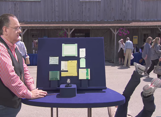 Người định giá cũng sững sờ khi ông David ngã lăn ra đất.